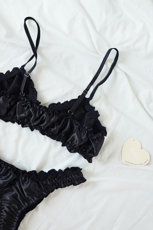 Bralette y ropa interior de seda con volantes